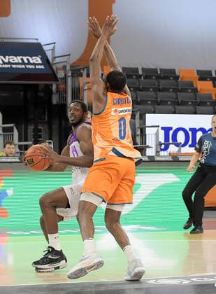 30.12.2021, xemx, Basketball BBL, rathiopharm Ulm - BG Goettingen emspor, v.l. Kamar Baldwin (BG Goettingen), Semaj Christon (ratiopharm Ulm) Zweikampf, Aktion, action, battle for the ball Ulm