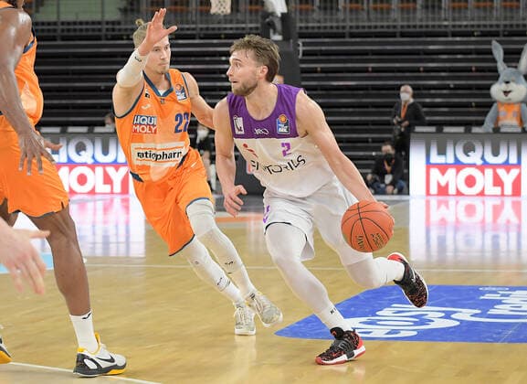 30.12.2021, xemx, Basketball BBL, rathiopharm Ulm - BG Goettingen emspor, v.l. Thomas Klepeisz (ratiopharm Ulm), Jake Toolson (BG Goettingen) Zweikampf, Aktion, action, battle for the ball Ulm
