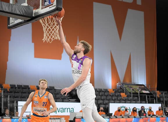 30.12.2021, xemx, Basketball BBL, rathiopharm Ulm - BG Goettingen emspor, v.l. Jake Toolson (BG Goettingen) mit Korbleger Ulm
