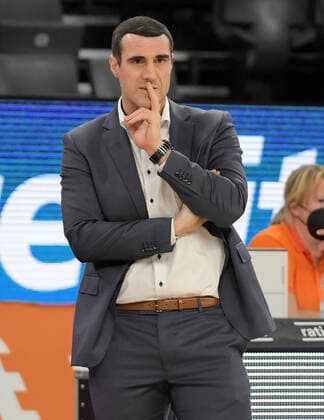 30.12.2021, xemx, Basketball BBL, rathiopharm Ulm - BG Goettingen emspor, v.l. Cheftrainer Roel Moors (BG Goettingen) nachdenklich, gruebelnd Ulm