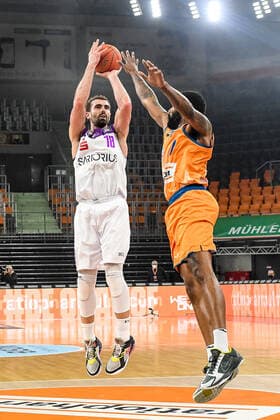 GER, BBL, ratiopharm ulm vs BG Göttingen Goettingen 30.12.2021, ratiopharm arena, Neu-Ulm, GER, BBL, ratiopharm ulm vs BG Göttingen Goettingen, im Bild Harper Kamp (Goettingen, 18) beim Wurf