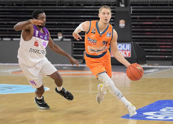 30.12.2021, xemx, Basketball BBL, rathiopharm Ulm - BG Goettingen emspor, v.l. Kamar Baldwin (BG Goettingen), Thomas Klepeisz (ratiopharm Ulm) Zweikampf, Aktion, action, battle for the ball Ulm