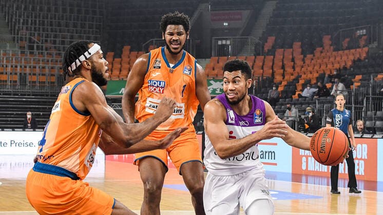 GER, BBL, ratiopharm ulm vs BG Göttingen Goettingen 30.12.2021, ratiopharm arena, Neu-Ulm, GER, BBL, ratiopharm ulm vs BG Göttingen Goettingen, im Bild Jaron Blossomgame (Ulm, 4), Cristiano Felicio (Ulm, 1), Stephen Brown Jr. (Goettingen, 22)