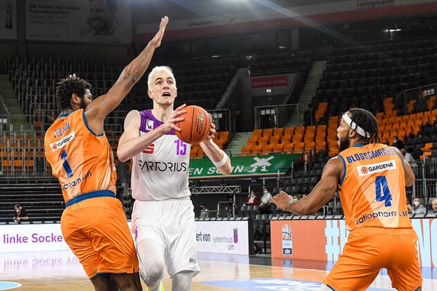 GER, BBL, ratiopharm ulm vs BG Göttingen Goettingen 30.12.2021, ratiopharm arena, Neu-Ulm, GER, BBL, ratiopharm ulm vs BG Göttingen Goettingen, im Bild Cristiano Felicio (Ulm, 1), Philipp Hartwich (Goettingen, 15), Jaron Blossomgame (Ulm, 4)