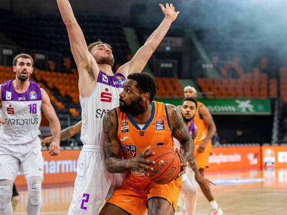 Sindarius Thornwell (Ratiopharm Ulm, 07) im Zweikampf mit Jake Toolson (BG Goettingen, 02), Ratiopharm Ulm vs. BG Goettingen, easycredit 1. Bundesliga, Basketball, Herren, 30.12.2021 Ratiopharm Ulm vs. BG Goettingen, easycredit 1. Bundesliga, Basketball, Herren, 30.12.2021 Neu-Ulm Copyright: xMichaelxSchmidt Eibner-Pressefotx EP_MST