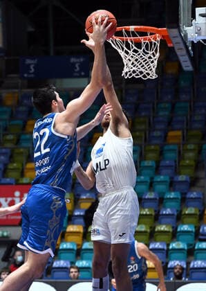 30.12.2021, xjhx, Basketball BBL Bundesliga, Frankfurt Skyliners - MLP Academics Heidelberg emspor, v.l. Brooks DeBisschop (Fraport Skyliners Frankfurt), Brekkott Chapman (MLP Academics Heidelberg) Frankfurt am Main