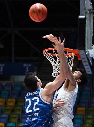 30.12.2021, xjhx, Basketball BBL Bundesliga, Frankfurt Skyliners - MLP Academics Heidelberg emspor, v.l. Brooks DeBisschop (Fraport Skyliners Frankfurt), Brekkott Chapman (MLP Academics Heidelberg) Frankfurt am Main