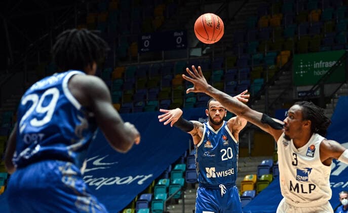 Sport Bilder des Tages 30.12.2021, xjhx, Basketball BBL Bundesliga, Frankfurt Skyliners - MLP Academics Heidelberg emspor, v.l. Will Cherry (Fraport Skyliners Frankfurt), Rasheed Moore (Fraport Skyliners Frankfurt), Robert Lowery (MLP Academics Heidelberg) Frankfurt am Main
