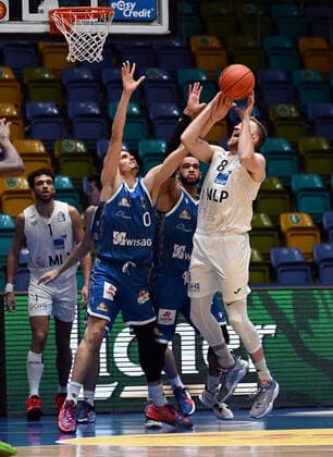 30.12.2021, xjhx, Basketball BBL Bundesliga, Frankfurt Skyliners - MLP Academics Heidelberg emspor, v.l. Lukas Wank (Fraport Skyliners Frankfurt), Rasheed Moore (Fraport Skyliners Frankfurt), Max Ugrai (MLP Academics Heidelberg) Frankfurt am Main