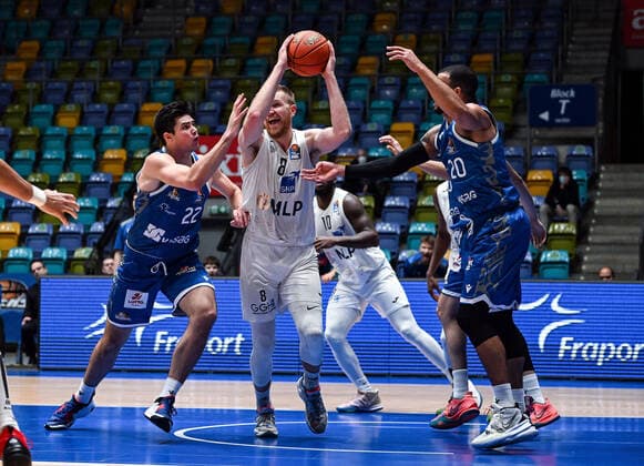 30.12.2021, xjhx, Basketball BBL Bundesliga, Frankfurt Skyliners - MLP Academics Heidelberg emspor, v.l. Brooks DeBisschop (Fraport Skyliners Frankfurt), Max Ugrai (MLP Academics Heidelberg), Rasheed Moore (Fraport Skyliners Frankfurt) Frankfurt am Main
