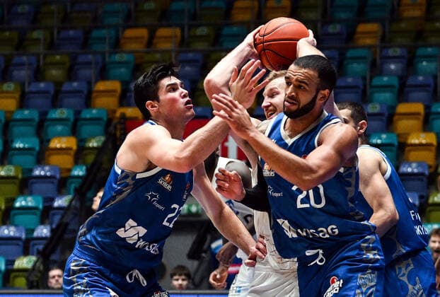 30.12.2021, xjhx, Basketball BBL Bundesliga, Frankfurt Skyliners - MLP Academics Heidelberg emspor, v.l. Brooks DeBisschop (Fraport Skyliners Frankfurt), Max Ugrai (MLP Academics Heidelberg), Rasheed Moore (Fraport Skyliners Frankfurt) Frankfurt am Main