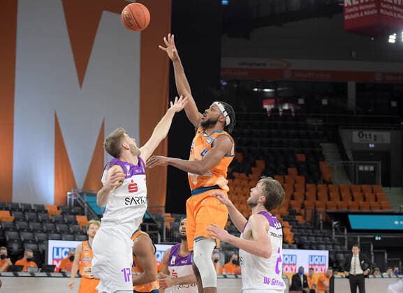 30.12.2021, xemx, Basketball BBL, rathiopharm Ulm - BG Goettingen emspor, v.l. Mathis Moenninghoff (BG Goettingen), Jaron Blossomgame (ratiopharm Ulm), Jake Toolson (BG Goettingen) Ulm