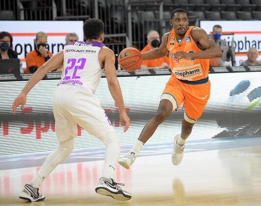 30.12.2021, xemx, Basketball BBL, rathiopharm Ulm - BG Goettingen emspor, v.l. Stephen Brown Jr. (BG Goettingen), Semaj Christon (ratiopharm Ulm) Ulm