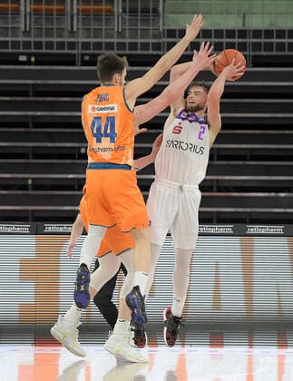 30.12.2021, xemx, Basketball BBL, rathiopharm Ulm - BG Goettingen emspor, v.l. Fedor Zugic (ratiopharm Ulm), Jake Toolson (BG Goettingen) Zweikampf, Aktion, action, battle for the ball Ulm