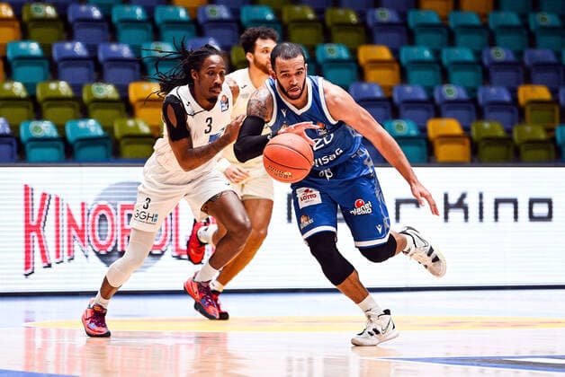 30.12.2021, xjhx, Basketball BBL Bundesliga, Frankfurt Skyliners - MLP Academics Heidelberg emspor, v.l. Robert Lowery (MLP Academics Heidelberg), Rasheed Moore (Fraport Skyliners Frankfurt) Frankfurt am Main