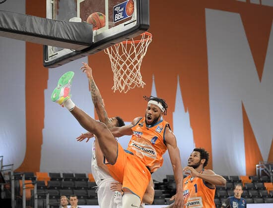 30.12.2021, xemx, Basketball BBL, rathiopharm Ulm - BG Goettingen emspor, v.l. Jaron Blossomgame (ratiopharm Ulm) Ulm