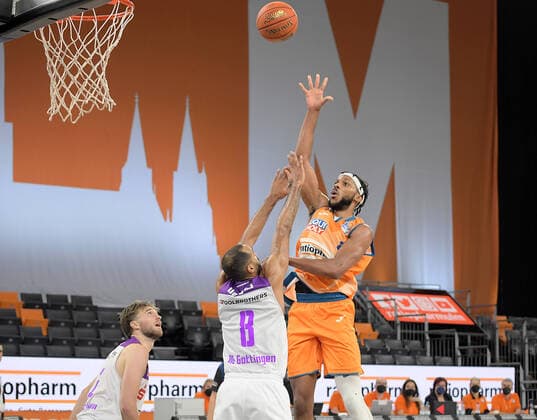 30.12.2021, xemx, Basketball BBL, rathiopharm Ulm - BG Goettingen emspor, v.l. Akeem Vargas (BG Goettingen), Jaron Blossomgame (ratiopharm Ulm) Ulm