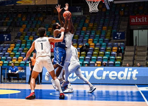 30.12.2021, xjhx, Basketball BBL Bundesliga, Frankfurt Skyliners - MLP Academics Heidelberg emspor, v.l. Brekkott Chapman (MLP Academics Heidelberg), Quantez Robertson (Fraport Skyliners Frankfurt), Kelvin Martin (MLP Academics Heidelberg) Frankfurt am Main