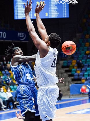 30.12.2021, xjhx, Basketball BBL Bundesliga, Frankfurt Skyliners - MLP Academics Heidelberg emspor, v.l. Will Cherry (Fraport Skyliners Frankfurt), Keith Wright (MLP Academics Heidelberg) Frankfurt am Main