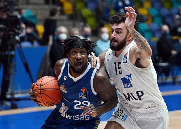 30.12.2021, xjhx, Basketball BBL Bundesliga, Frankfurt Skyliners - MLP Academics Heidelberg emspor, v.l. Will Cherry (Fraport Skyliners Frankfurt), Jordan Geist (MLP Academics Heidelberg) Frankfurt am Main