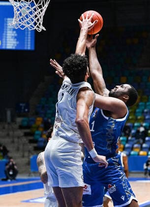 30.12.2021, xjhx, Basketball BBL Bundesliga, Frankfurt Skyliners - MLP Academics Heidelberg emspor, v.l. Brekkott Chapman (MLP Academics Heidelberg), Jamal McLean (Fraport Skyliners Frankfurt) Frankfurt am Main