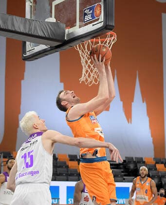 30.12.2021, xemx, Basketball BBL, rathiopharm Ulm - BG Goettingen emspor, v.l. Philipp Hartwich (BG Goettingen), Philipp Herkenhoff (ratiopharm Ulm) Ulm