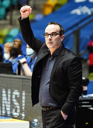 30.12.2021, xjhx, Basketball BBL Bundesliga, Frankfurt Skyliners - MLP Academics Heidelberg emspor, v.l. Trainer Diego Ocampo (Head Coach, Fraport Skyliners Frankfurt) gibt Anweisungen, gestikuliert, mit den Armen gestikulieren gives instructions, gesticulate. Frankfurt am Main