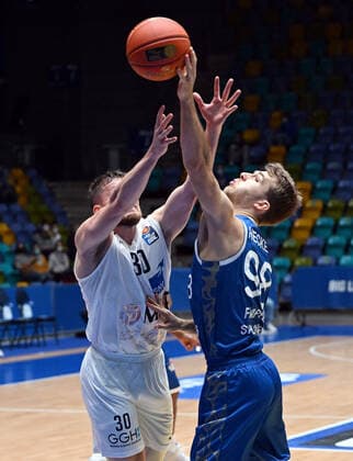 30.12.2021, xjhx, Basketball BBL Bundesliga, Frankfurt Skyliners - MLP Academics Heidelberg emspor, v.l. Leon Friederici (MLP Academics Heidelberg), Felix Hecker (Fraport Skyliners Frankfurt) Frankfurt am Main