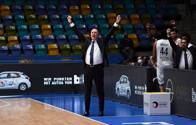 30.12.2021, xjhx, Basketball BBL Bundesliga, Frankfurt Skyliners - MLP Academics Heidelberg emspor, v.l. Trainer Branislav Ignjatovic (MLP Academics Heidelberg) gibt Anweisungen, gestikuliert, mit den Armen gestikulieren gives instructions, gesticulate. Frankfurt am Main