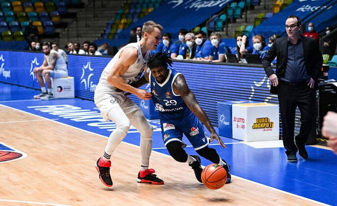 30.12.2021, xjhx, Basketball BBL Bundesliga, Frankfurt Skyliners - MLP Academics Heidelberg emspor, v.l. Niklas Wuerzner (MLP Academics Heidelberg), Will Cherry (Fraport Skyliners Frankfurt) Frankfurt am Main