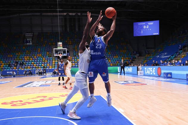 Fraport Skyliners - MLP Academics Heidelberg, easyCredit-BBL Quantez Robertson (Fraport Skyliners, 23) gegen Kelvin Martin (Heidelberg, 10). Basketball-Spiel des easyCredit BBL zwischen den Fraport Skyliners und den MLP Academics Heidelberg am 30. Dezember 2021 in der Ballsporthalle in Frankfurt am Main., Frankfurt am Main Hessen Deutschland Ballsporthalle