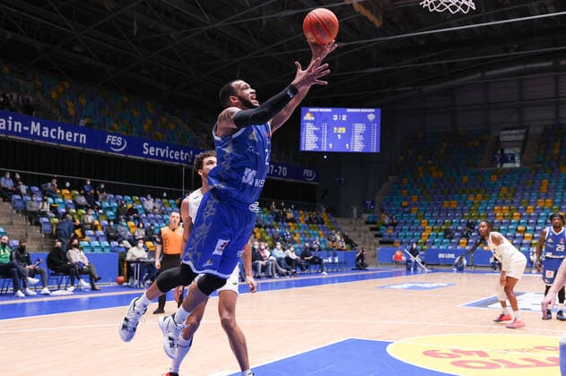 Fraport Skyliners - MLP Academics Heidelberg, easyCredit-BBL Rasheed Moore (Fraport Skyliners, 20) steigt hoch zum Korb. Basketball-Spiel des easyCredit BBL zwischen den Fraport Skyliners und den MLP Academics Heidelberg am 30. Dezember 2021 in der Ballsporthalle in Frankfurt am Main., Frankfurt am Main Hessen Deutschland Ballsporthalle