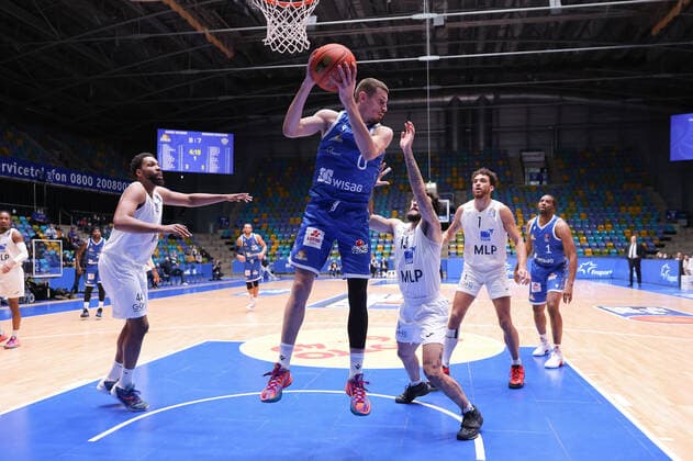 Fraport Skyliners - MLP Academics Heidelberg, easyCredit-BBL Rebound von Lukas Wank (Fraport Skyliners, 0) gegen Jordan Geist (Heidelberg, 15). Basketball-Spiel des easyCredit BBL zwischen den Fraport Skyliners und den MLP Academics Heidelberg am 30. Dezember 2021 in der Ballsporthalle in Frankfurt am Main., Frankfurt am Main Hessen Deutschland Ballsporthalle