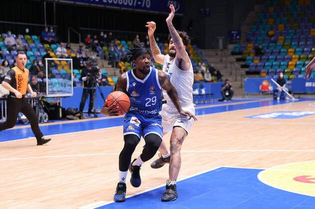 Fraport Skyliners - MLP Academics Heidelberg, easyCredit-BBL Will Cherry (Fraport Skyliners, 29) gegen Jordan Geist (Heidelberg, 15). Basketball-Spiel des easyCredit BBL zwischen den Fraport Skyliners und den MLP Academics Heidelberg am 30. Dezember 2021 in der Ballsporthalle in Frankfurt am Main., Frankfurt am Main Hessen Deutschland Ballsporthalle