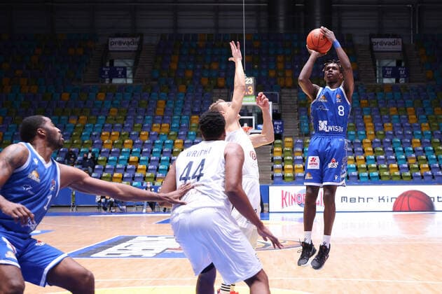 Fraport Skyliners - MLP Academics Heidelberg, easyCredit-BBL Distanzwurf von Brancou Badio (Fraport Skyliners, 8). Basketball-Spiel des easyCredit BBL zwischen den Fraport Skyliners und den MLP Academics Heidelberg am 30. Dezember 2021 in der Ballsporthalle in Frankfurt am Main., Frankfurt am Main Hessen Deutschland Ballsporthalle