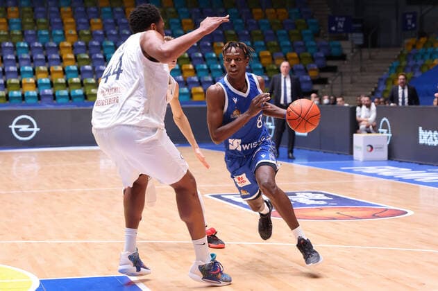 Fraport Skyliners - MLP Academics Heidelberg, easyCredit-BBL Brancou Badio (Fraport Skyliners, 8) gegen Keith Wright (Heidelberg, 44). Basketball-Spiel des easyCredit BBL zwischen den Fraport Skyliners und den MLP Academics Heidelberg am 30. Dezember 2021 in der Ballsporthalle in Frankfurt am Main., Frankfurt am Main Hessen Deutschland Ballsporthalle