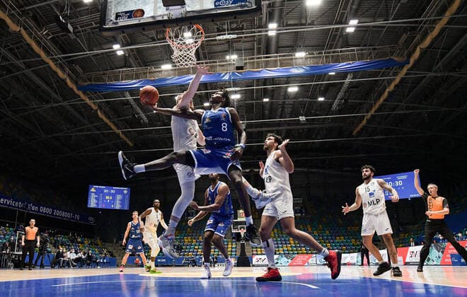 30.12.2021, xjhx, Basketball BBL Bundesliga, Frankfurt Skyliners - MLP Academics Heidelberg emspor, v.l. Max Ugrai (MLP Academics Heidelberg), Brancou Badio (Fraport Skyliners Frankfurt), Frankfurt am Main