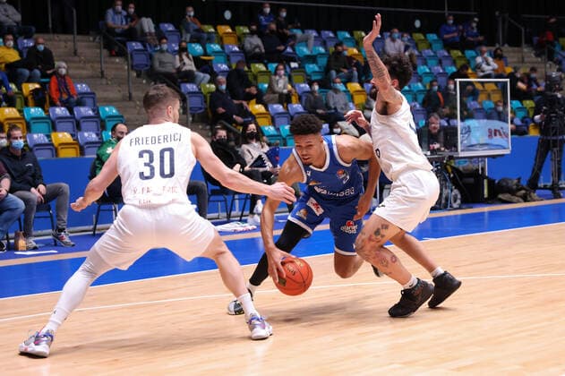 Fraport Skyliners - MLP Academics Heidelberg, easyCredit-BBL Len Adam Schoormann (Fraport Skyliners, 6) setzt sich gegen Leon Friederici (Heidelberg, 30) und Jordan Geist (Heidelberg, 15) durch. Basketball-Spiel des easyCredit BBL zwischen den Fraport Skyliners und den MLP Academics Heidelberg am 30. Dezember 2021 in der Ballsporthalle in Frankfurt am Main., Frankfurt am Main Hessen Deutschland Ballsporthalle