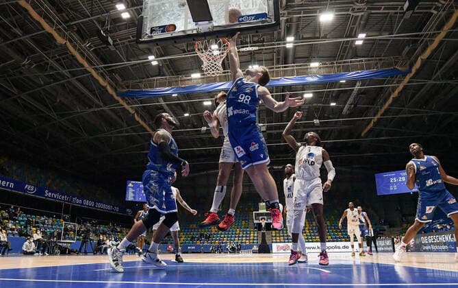 30.12.2021, xjhx, Basketball BBL Bundesliga, Frankfurt Skyliners - MLP Academics Heidelberg emspor, v.l. Brekkott Chapman (MLP Academics Heidelberg), Felix Hecker (Fraport Skyliners Frankfurt) Frankfurt am Main