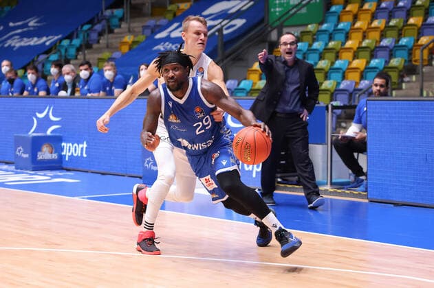 Fraport Skyliners - MLP Academics Heidelberg, easyCredit-BBL Will Cherry (Fraport Skyliners, 29) hat Niklas Würzner (Heidelberg, 2) überlaufen. Basketball-Spiel des easyCredit BBL zwischen den Fraport Skyliners und den MLP Academics Heidelberg am 30. Dezember 2021 in der Ballsporthalle in Frankfurt am Main., Frankfurt am Main Hessen Deutschland Ballsporthalle
