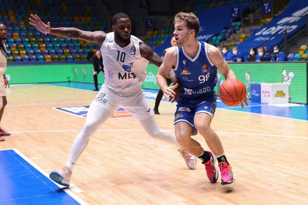 Fraport Skyliners - MLP Academics Heidelberg, easyCredit-BBL Felix Hecker (Fraport Skyliners, 98) gegen Kelvin Martin (Heidelberg, 10). Basketball-Spiel des easyCredit BBL zwischen den Fraport Skyliners und den MLP Academics Heidelberg am 30. Dezember 2021 in der Ballsporthalle in Frankfurt am Main., Frankfurt am Main Hessen Deutschland Ballsporthalle