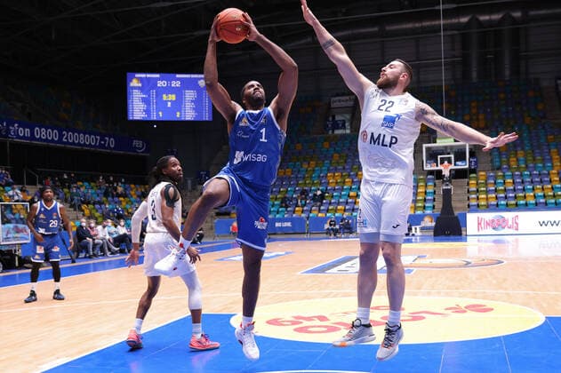 Fraport Skyliners - MLP Academics Heidelberg, easyCredit-BBL Jamel McLean (Fraport Skyliners, 1) gegen Phillipp Heyden (Heidelberg, 22). Basketball-Spiel des easyCredit BBL zwischen den Fraport Skyliners und den MLP Academics Heidelberg am 30. Dezember 2021 in der Ballsporthalle in Frankfurt am Main., Frankfurt am Main Hessen Deutschland Ballsporthalle