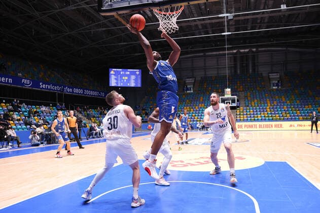 Fraport Skyliners - MLP Academics Heidelberg, easyCredit-BBL Jamel McLean (Fraport Skyliners, 1) steigt hoch zum Korb. Links Leon Friederici (Heidelberg, 30). Basketball-Spiel des easyCredit BBL zwischen den Fraport Skyliners und den MLP Academics Heidelberg am 30. Dezember 2021 in der Ballsporthalle in Frankfurt am Main., Frankfurt am Main Hessen Deutschland Ballsporthalle