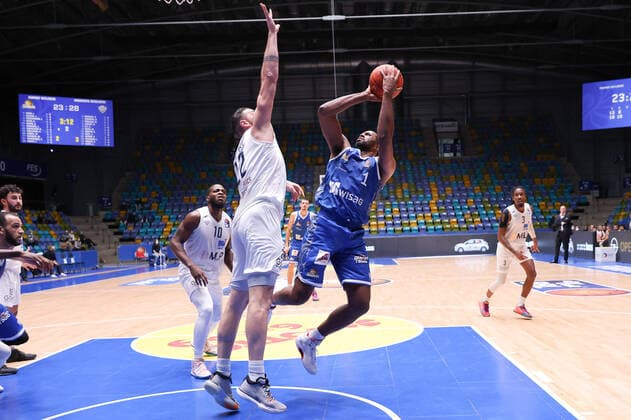 Sport Bilder des Tages Fraport Skyliners - MLP Academics Heidelberg, easyCredit-BBL Jamel McLean (Fraport Skyliners, 1) gegen Phillipp Heyden (Heidelberg, 22). Basketball-Spiel des easyCredit BBL zwischen den Fraport Skyliners und den MLP Academics Heidelberg am 30. Dezember 2021 in der Ballsporthalle in Frankfurt am Main., Frankfurt am Main Hessen Deutschland Ballsporthalle