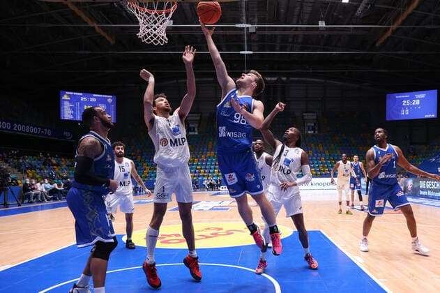 Fraport Skyliners - MLP Academics Heidelberg, easyCredit-BBL Korbleger von Felix Hecker (Fraport Skyliners, 98) Basketball-Spiel des easyCredit BBL zwischen den Fraport Skyliners und den MLP Academics Heidelberg am 30. Dezember 2021 in der Ballsporthalle in Frankfurt am Main., Frankfurt am Main Hessen Deutschland Ballsporthalle
