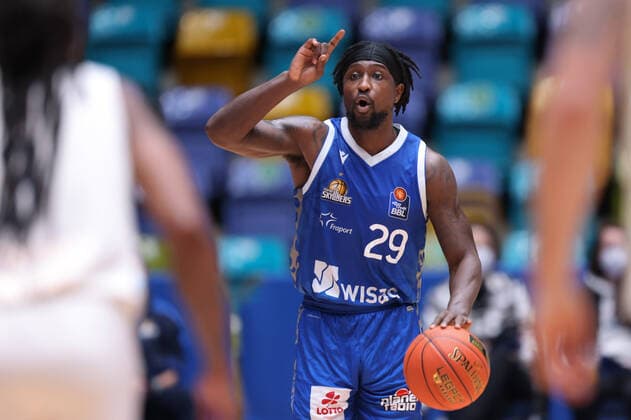 Fraport Skyliners - MLP Academics Heidelberg, easyCredit-BBL Will Cherry (Fraport Skyliners, 29). Basketball-Spiel des easyCredit BBL zwischen den Fraport Skyliners und den MLP Academics Heidelberg am 30. Dezember 2021 in der Ballsporthalle in Frankfurt am Main., Frankfurt am Main Hessen Deutschland Ballsporthalle