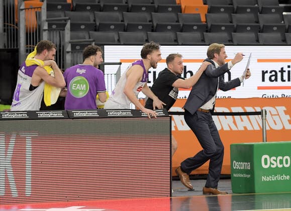 30.12.2021, xemx, Basketball BBL, rathiopharm Ulm - BG Goettingen emspor, v.l. Mannschaft, Spieler, jubeln nach Spielende, celebrate at the end of the match Ulm
