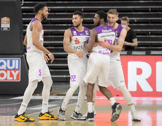 30.12.2021, xemx, Basketball BBL, rathiopharm Ulm - BG Goettingen emspor, v.l. Mannschaft, Spieler, jubeln nach Spielende, celebrate at the end of the match Kamar Baldwin (BG Goettingen) mit letzten Korb Ulm