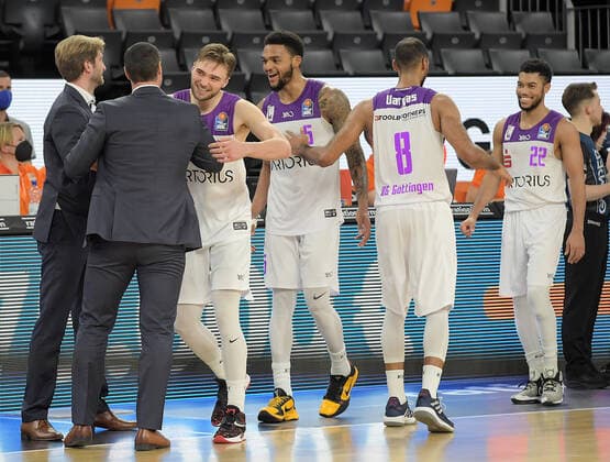 30.12.2021, xemx, Basketball BBL, rathiopharm Ulm - BG Goettingen emspor, v.l. Mannschaft, Spieler, jubeln nach Spielende, celebrate at the end of the match Ulm