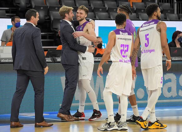 30.12.2021, xemx, Basketball BBL, rathiopharm Ulm - BG Goettingen emspor, v.l. Mannschaft, Spieler, jubeln nach Spielende, celebrate at the end of the match Ulm